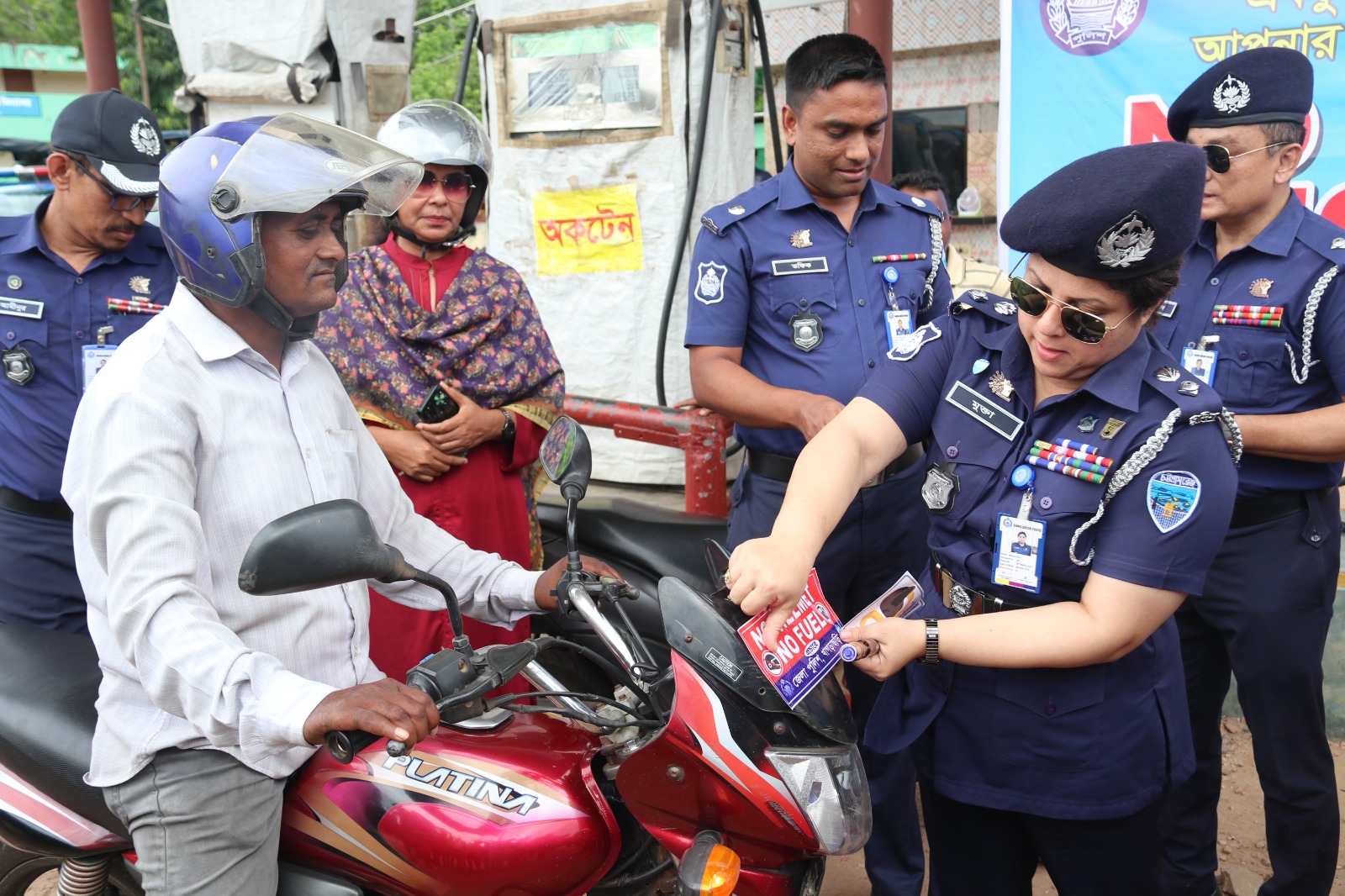 Read more about the article “No Helmet, No Fuel” কার্যক্রমের শুভ উদ্বোধন করেন পুলিশ সুপার মুক্তা ধর