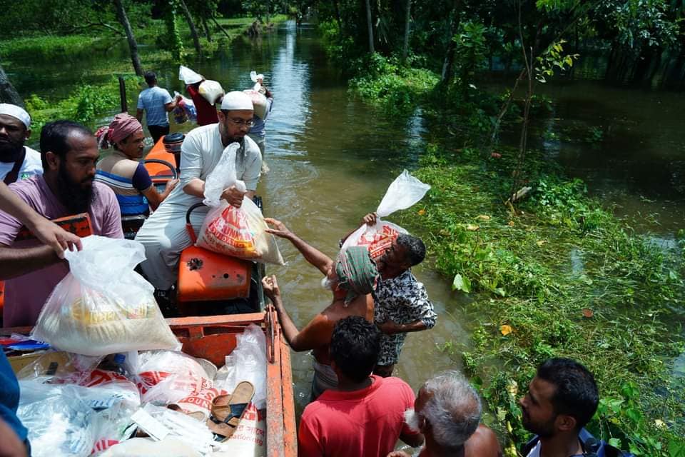 Read more about the article শায়খ আহমদ উল্লাহর বন্যা কবলিতদের জন্য ৭০০ মেট্রিক টন খাদ্যের ব্যবস্থা